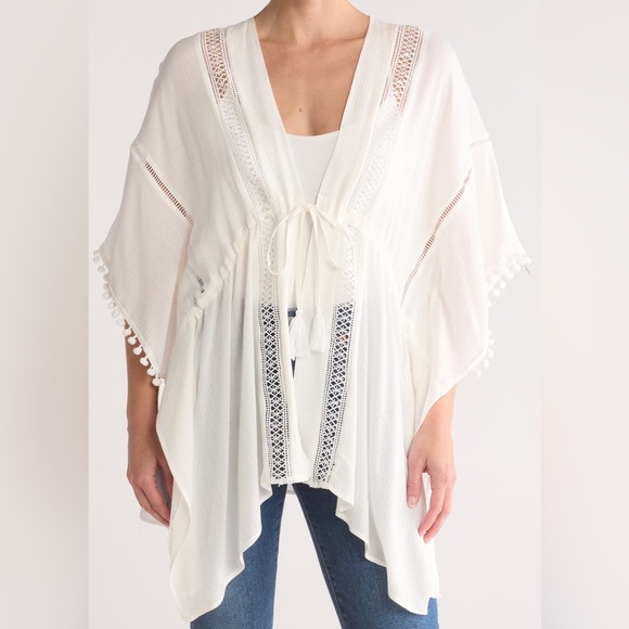 NWT- Vince Camuto Geometric Lace Pom Topper in white - Picture 1 of 6